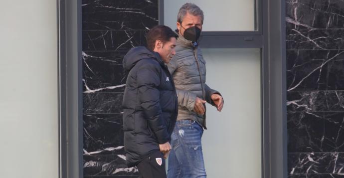 Rafa Alkorta y Marcelino García Toral hablan durante un entrenamiento en Lezama la pasada temporada.