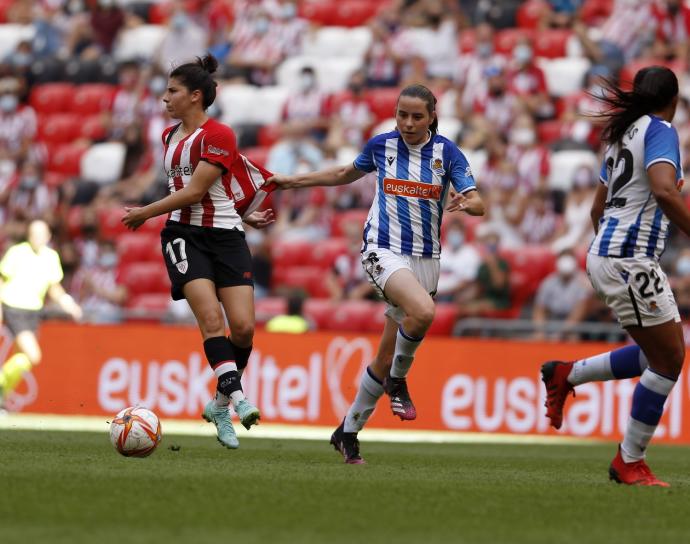 Lucía García es agarrada por Iris Arnaiz, en el derbi del domingo entre Athletic y Real.