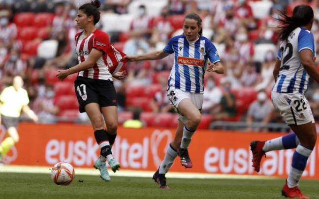 Lucía García es agarrada por Iris Arnaiz, en el derbi del domingo entre Athletic y Real. Lucía García es agarrada por Iris Arnaiz, en el derbi del domingo entre Athletic y Real.