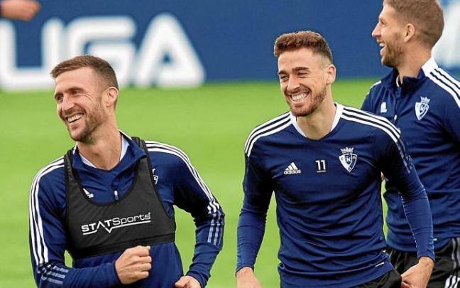 Oier y Kike Barja, en un momento del entrenamiento matinal de ayer. Oier y Kike Barja, en un momento del entrenamiento matinal de ayer.