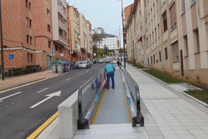 Los barakaldarras estrenaron ayer las rampas mecánicas de la parte baja de Eguzkiagirre.