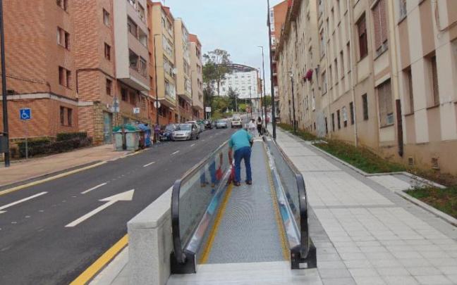 Los barakaldarras estrenaron ayer las rampas mecánicas de la parte baja de Eguzkiagirre.