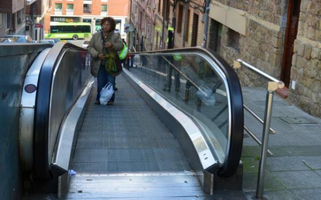 Las rampas mecánicas conectan Basozelai con la zona del Ayuntamiento.