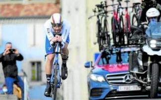Filippo Ganna, durante la contrarreloj de la Tirreno-Adriático, seguido por un coche colmado de bicicletas. Filippo Ganna, durante la contrarreloj de la Tirreno-Adriático, seguido por un coche colmado de bicicletas.