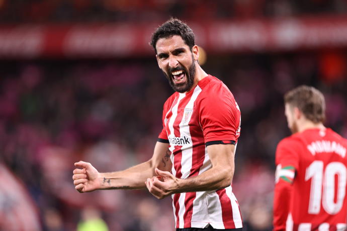 Raúl García celebra su gol.