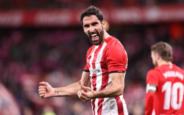 Raúl García celebra su gol.