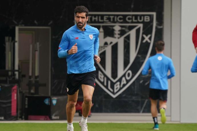 Raúl García realiza carrera continua durante el entrenamiento de este martes en Lezama