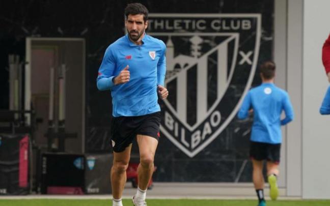Raúl García realiza carrera continua durante el entrenamiento de este martes en Lezama