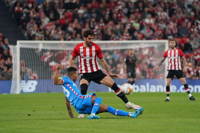 Raúl García pugna por un balón con Reinildo en un lance del choque de anoche entre el Athletic y el Atlético de Madrid.