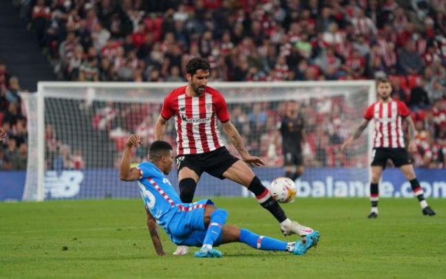 Raúl García pugna por un balón con Reinildo en un lance del choque de anoche entre el Athletic y el Atlético de Madrid.