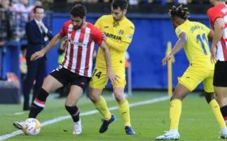 Raúl García protege el balón ante Trigueros.
