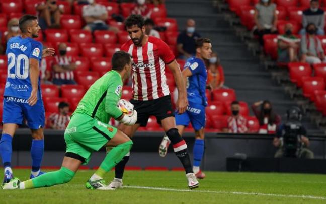 Raúl García durante un encuentro anterior.