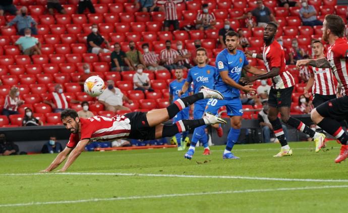 Raúl García trata de rematar de cabeza un balón en el partido del pasado sábado entre el Athletic y el Mallorca.