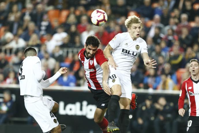 Raúl García frente al Valencia.