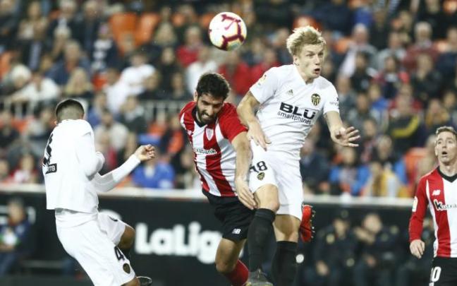 Raúl García frente al Valencia.