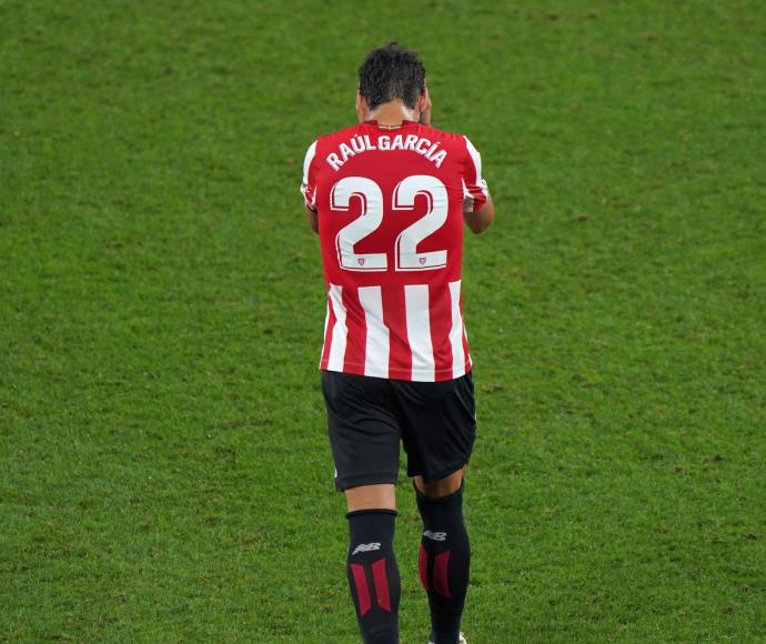 Raúl García se lamenta durante un partido.