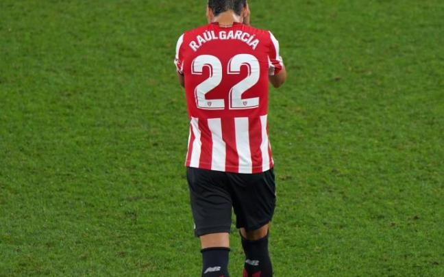 Raúl García se lamenta durante un partido.