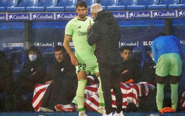 Raúl García durante el derbi ante el Alavés