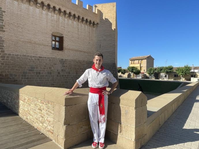 Raúl Palacios, el jotero marcillés, posa de rojo y blanco junto al castillo de la localidad ribera.