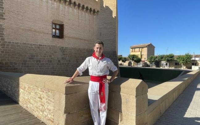 Raúl Palacios, el jotero marcillés, posa de rojo y blanco junto al castillo de la localidad ribera.