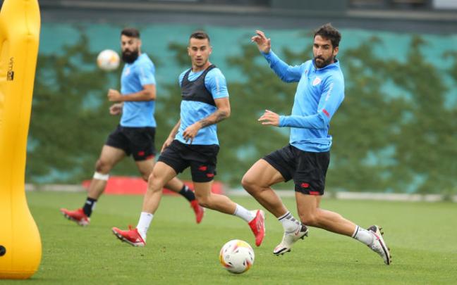 Raúl García controla un balón durante un entrenamiento días atrás en Lezama Raúl García controla un balón durante un entrenamiento días atrás en Lezama