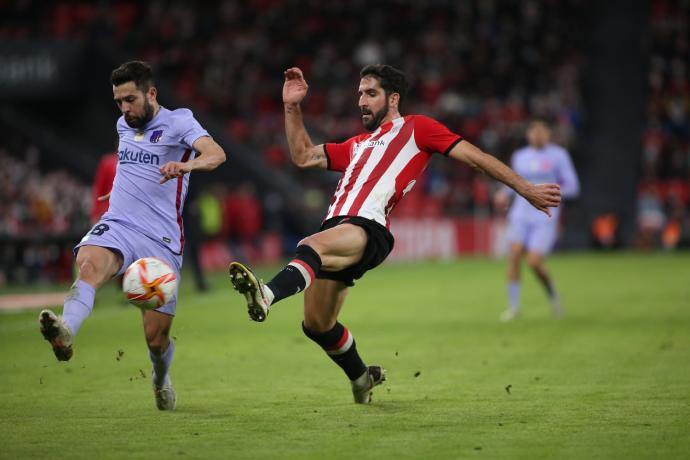 Raúl García intenta tapar un centro de Jordi Alba.