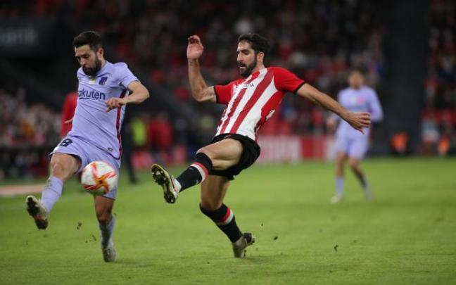 Raúl García intenta tapar un centro de Jordi Alba.