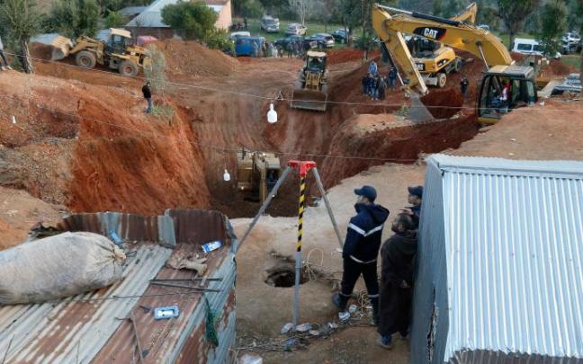 Los equipos de rescate están intentando acceder al pozo en el que se encuentra el niño excavando un conducto paralelo.