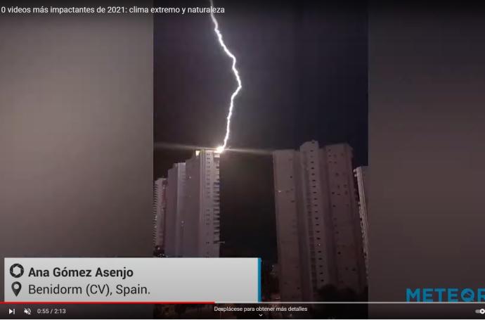 Fotograma del vídeo en el que se capta cómo un rayo cae sobre un edificio en la localidad alicantina de Benidorm.