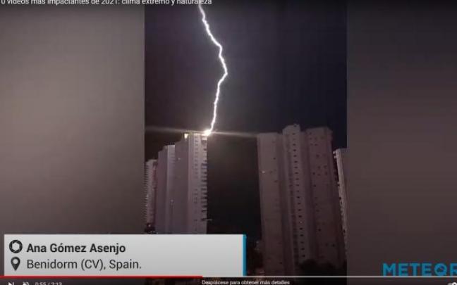 Fotograma del vídeo en el que se capta cómo un rayo cae sobre un edificio en la localidad alicantina de Benidorm. Fotograma del vídeo en el que se capta cómo un rayo cae sobre un edificio en la localidad alicantina de Benidorm.