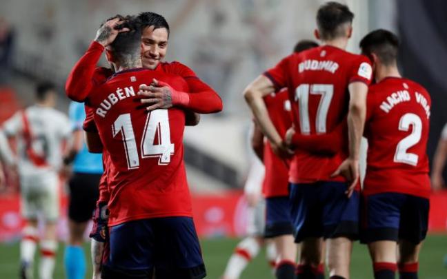 Rubén y el Chimy celebran el tanto del valenciano.