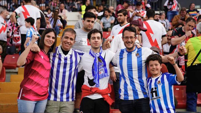 Aficionados realistas en la grada de Vallecas.