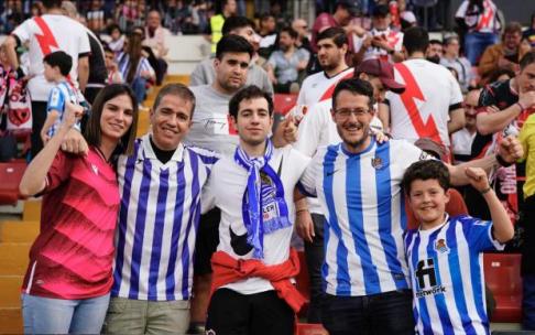 Aficionados realistas en la grada de Vallecas. Aficionados realistas en la grada de Vallecas.