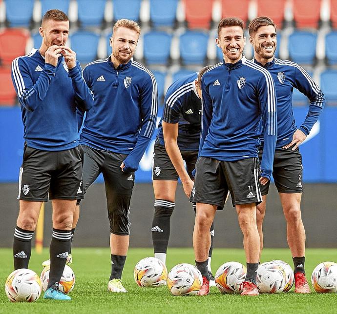 Oier, Ontiveros, Kike Barja y Nacho Vidal, sonrientes durante un lance del entrenamiento de ayer en El Sadar. Foto: Club Atlético Osasuna