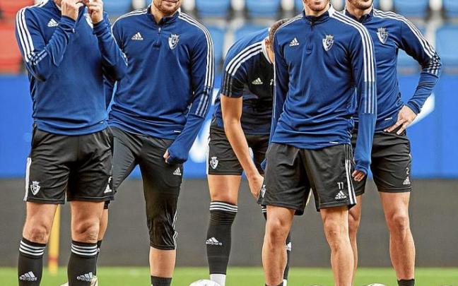 Oier, Ontiveros, Kike Barja y Nacho Vidal, sonrientes durante un lance del entrenamiento de ayer en El Sadar. Foto: Club Atlético Osasuna