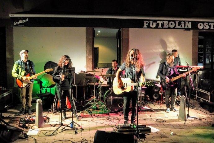 Razkin ofreció un concierto a pie de calle, en la terraza de los bares Futbolín y Casino.