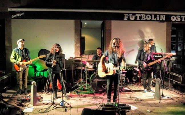 Razkin ofreció un concierto a pie de calle, en la terraza de los bares Futbolín y Casino.