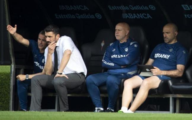 Velázquez sigue el partido desde el banquillo junto a su cuerpo técnico