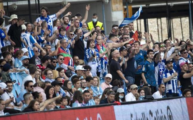 Centenares de aficionados acompañaron al equipo el sábado en Vigo