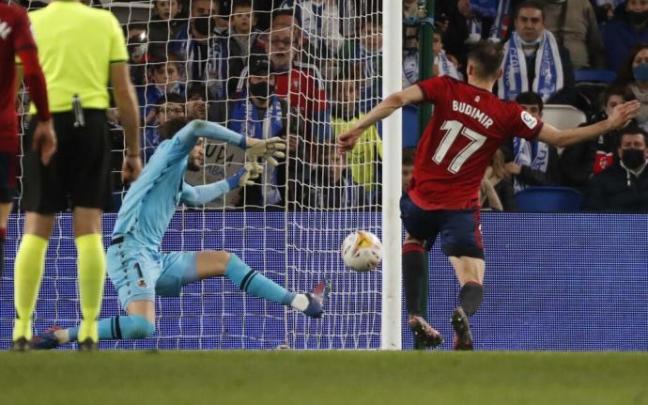 Remiro salva valiente el remate de Budimir dentro del área pequeña.