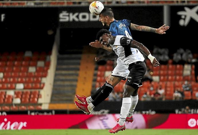 Joselu disputa un balón aéreo en la visita del Alavés a Mestalla, en la que los locales se impusieron por un contundente 3-0. Foto: Área 11