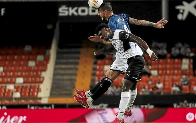 Joselu disputa un balón aéreo en la visita del Alavés a Mestalla, en la que los locales se impusieron por un contundente 3-0. Foto: Área 11