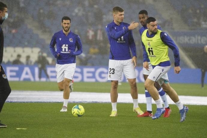 Diego Riego y Sorloth, las novedades, en el calentamiento junto a Mikel Merino e Isak.