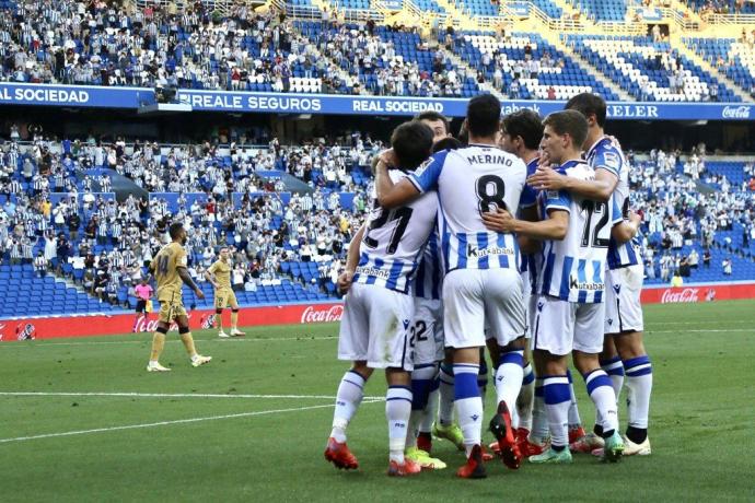 Los jugadores realistas celebran un gol ante el Levante delante de la afición de Anoeta.