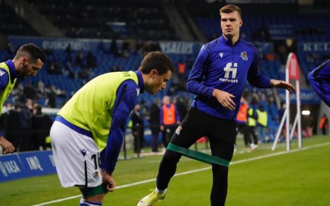 Sorloth y Guevara, novedades en el once de Imanol, calientan sobre el césped de Anoeta.