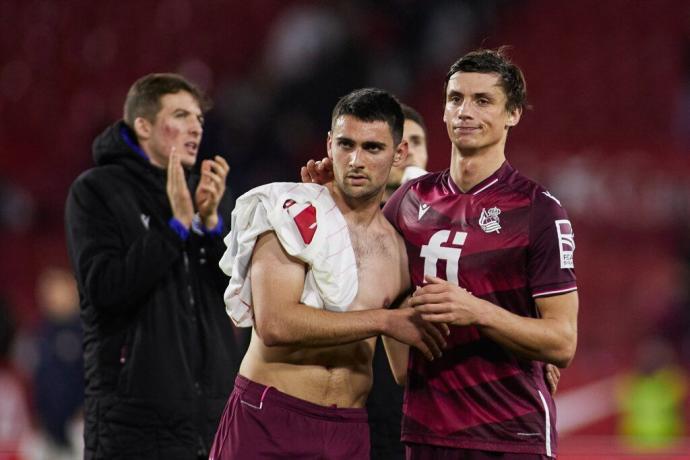 Ander Martín y Le Normand, al término del partido del pasado domingo en Sevilla.