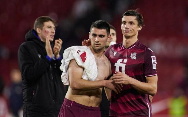 Ander Martín y Le Normand, al término del partido del pasado domingo en Sevilla. Ander Martín y Le Normand, al término del partido del pasado domingo en Sevilla.
