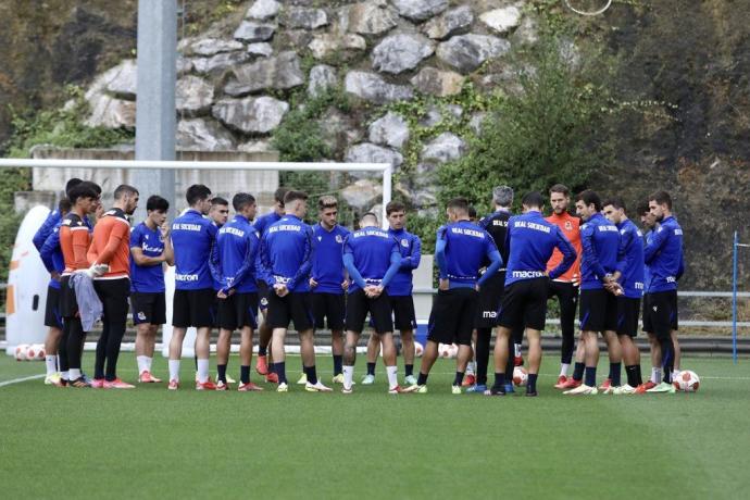 La plantilla txuri-urdin recibe instrucciones de Imanol, en el entrenamiento de este miércoles en Zubieta.