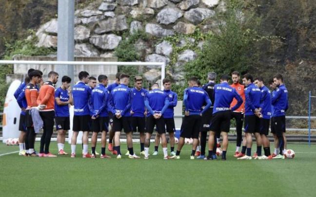 La plantilla txuri-urdin recibe instrucciones de Imanol, en el entrenamiento de este miércoles en Zubieta. La plantilla txuri-urdin recibe instrucciones de Imanol, en el entrenamiento de este miércoles en Zubieta.