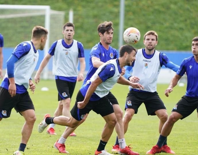 Varios jugadores de la Real, entre los que está Illarramendi, completan el entrenamiento de esta mañana en Zubieta.